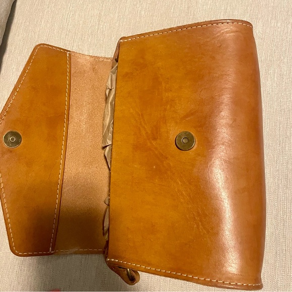 Portland Leather Astoria Crossbody Bag in Tan - Picture 7 of 8